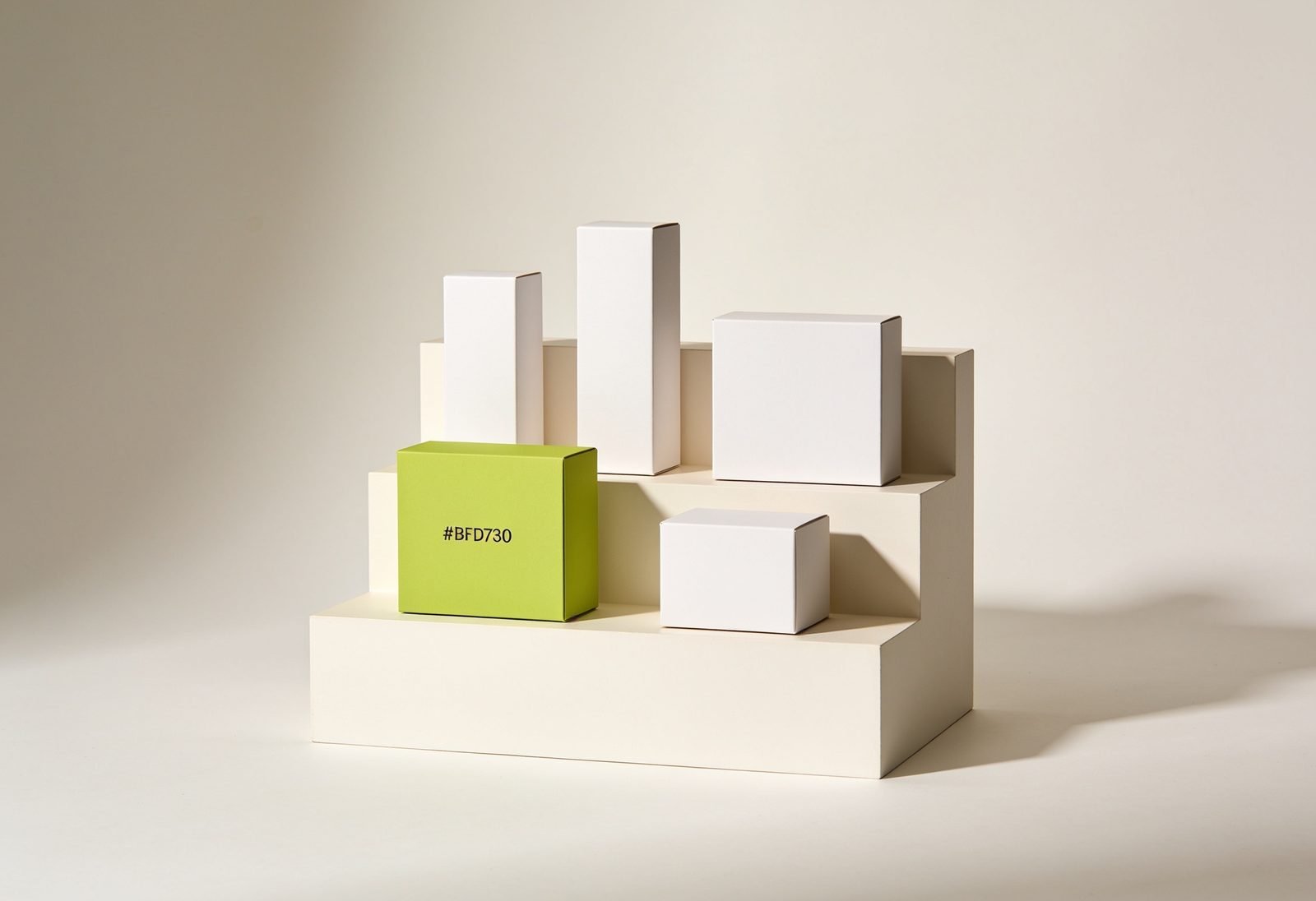 Embalagens em display de varejo / Product boxes on retail display plinth